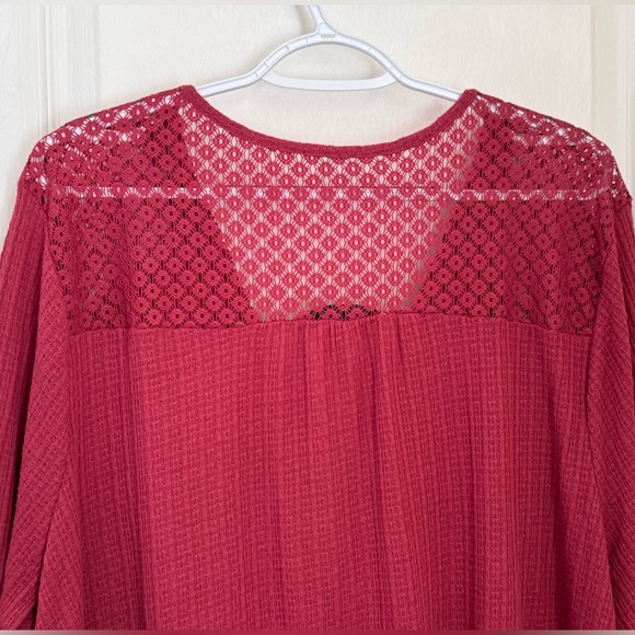3X ABSOLUTELY FAMOUS LACE V-NECK TOP. FRONT TIE. TEXTURED POLYESTER DEEP MAUVE. - Picture 14 of 16